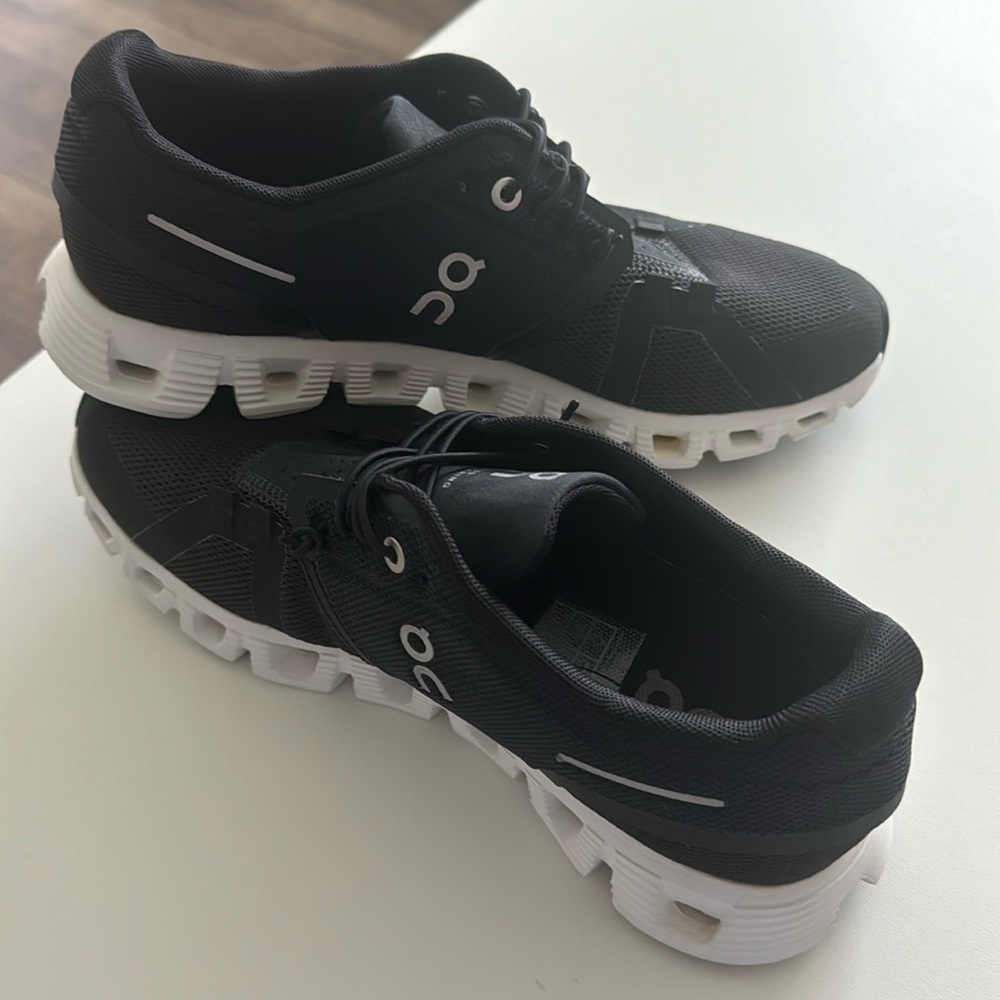 On Cloud Women’s Running shoe, like new condition only worn a few times.